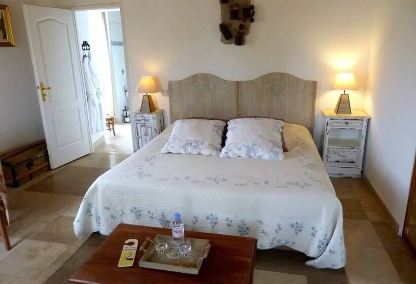 スーペリアトリプルルーム, Domaine Du Manoir