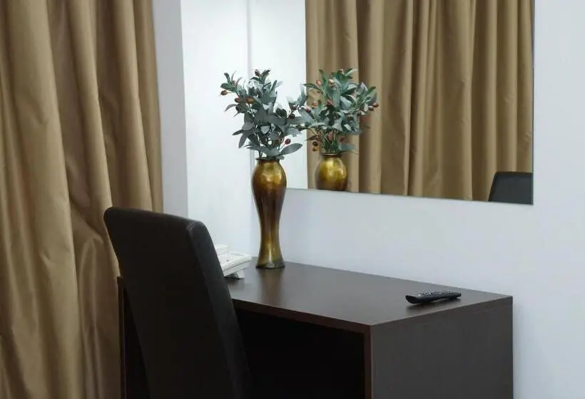 اتاق خانوادگی, Breeze Boutique Athens