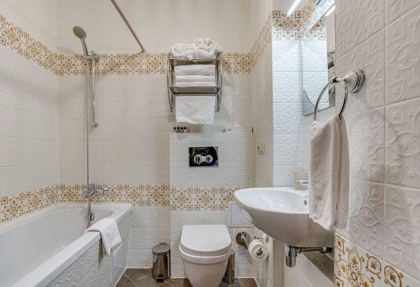 اتاق عادی, Sadovnicheskaya