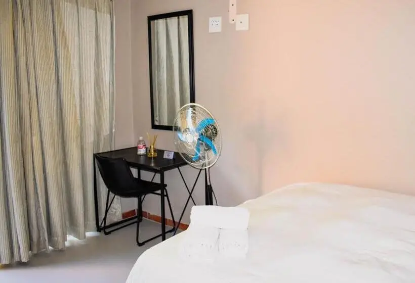 اتاق لوکس با چشم‌انداز باغ, Serene Guest Manor