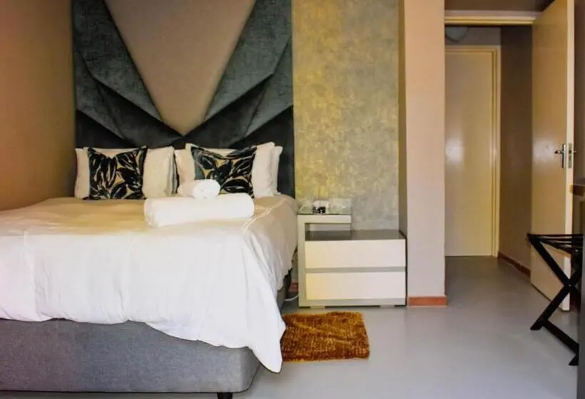 اتاق لوکس با چشم‌انداز باغ, Serene Guest Manor