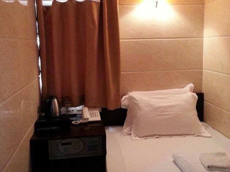 اتاق استاندارد یک نفره, Smiley Inn