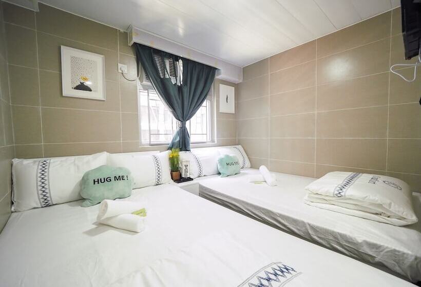 اتاق خانوادگی, Smiley Inn