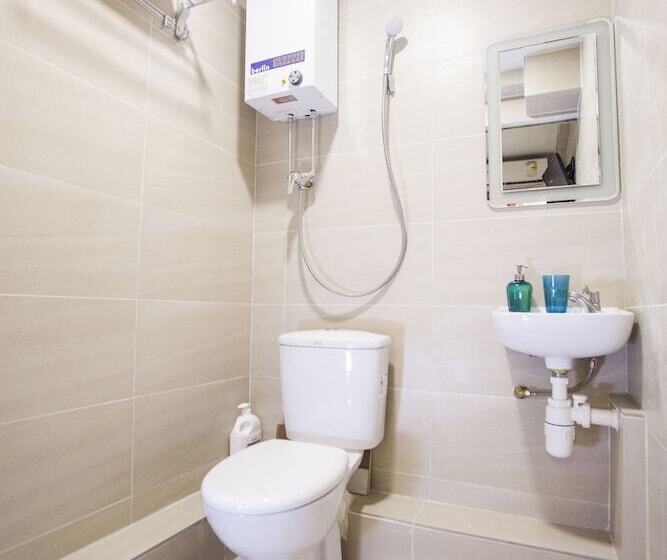 اتاق استاندارد سه نفره, Smiley Inn