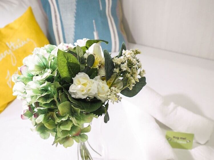 اتاق استاندارد سه نفره, Smiley Inn