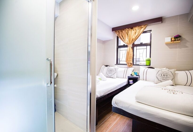 اتاق خانوادگی, Smiley Inn