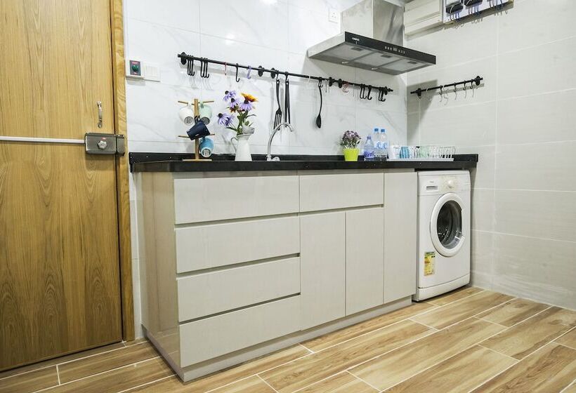 اتاق استاندارد, Smiley Inn