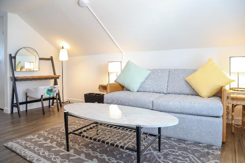 اتاق خانوادگی, Smiley Inn