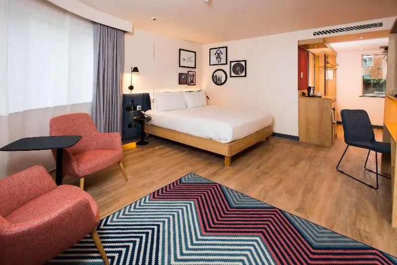 اتاق استاندارد سه نفره, Smiley Inn