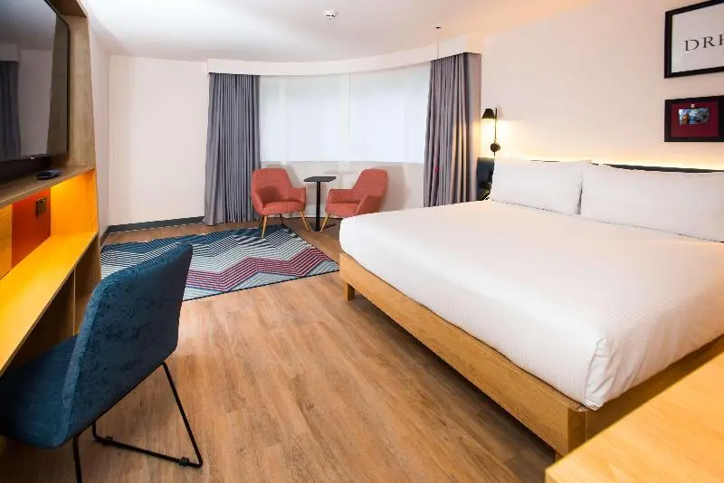 اتاق استاندارد سه نفره, Smiley Inn