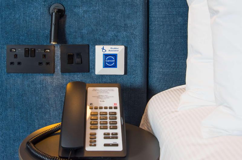 اتاق استاندارد سه نفره, Smiley Inn