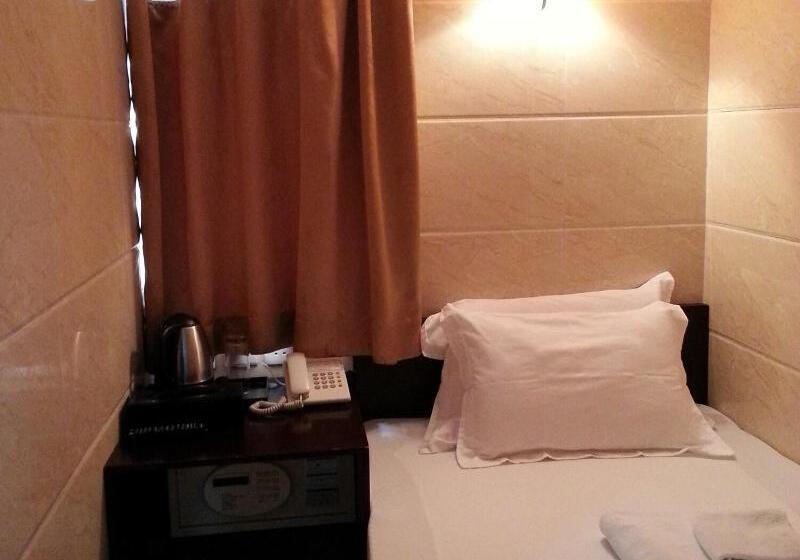 اتاق استاندارد یک نفره, Smiley Inn