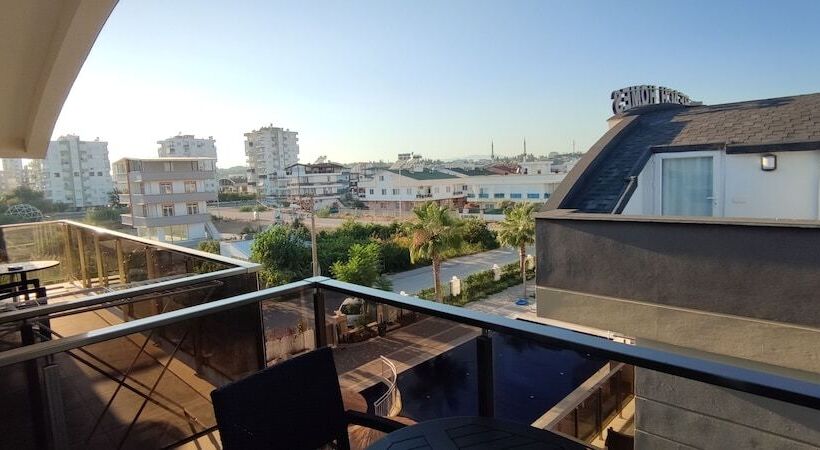 اتاق خانوادگی, Lara Beach Homes