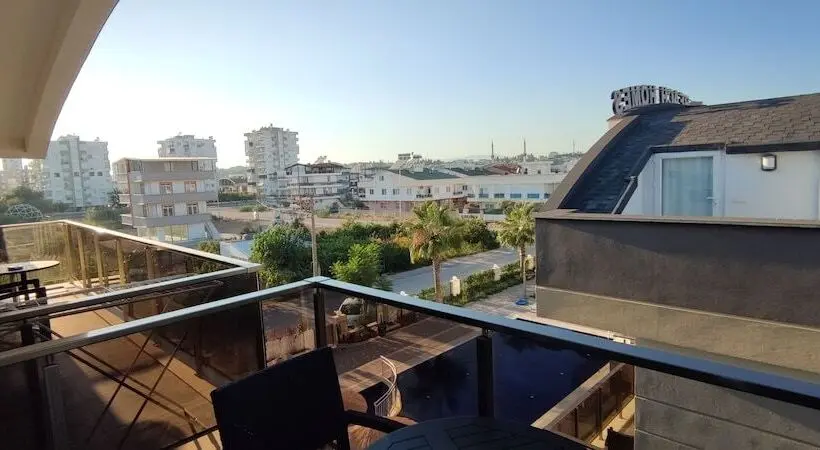 اتاق خانوادگی, Lara Beach Homes