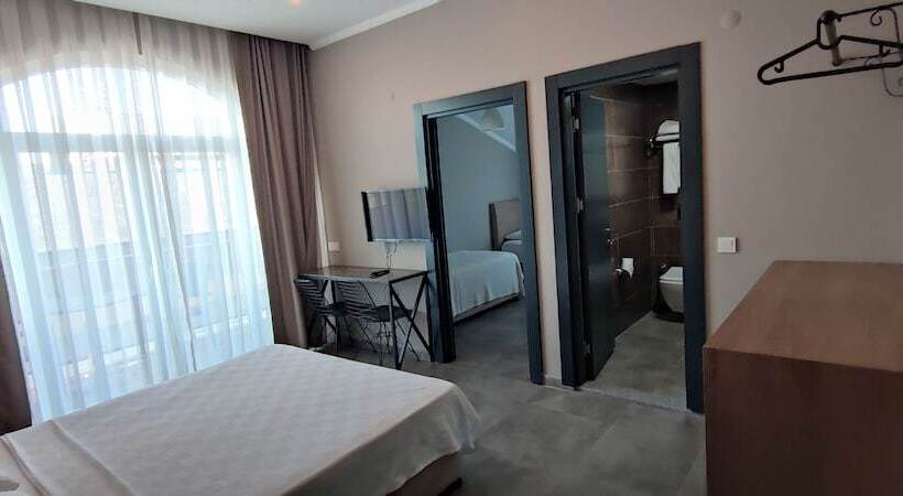 اتاق خانوادگی, Lara Beach Homes