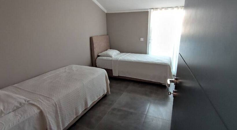 اتاق خانوادگی, Lara Beach Homes