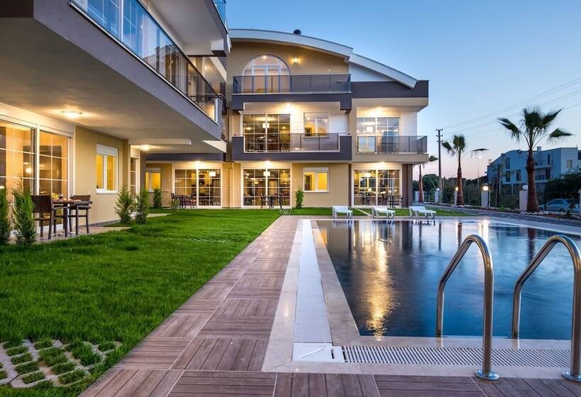 اتاق خانوادگی, Lara Beach Homes