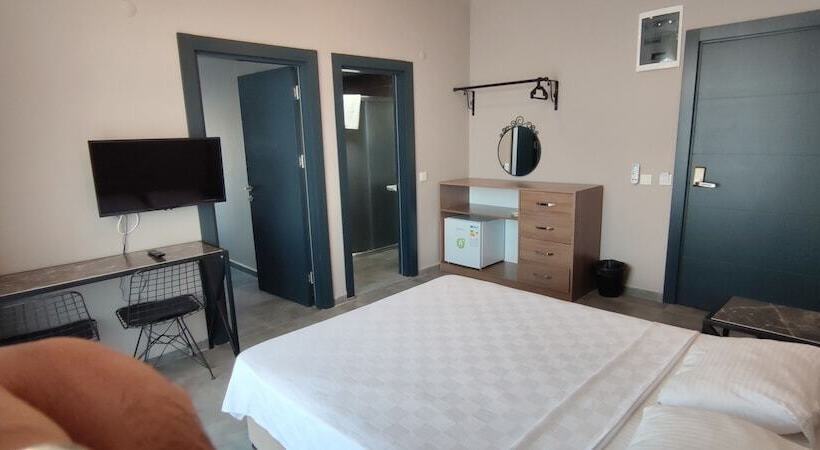 اتاق خانوادگی, Lara Beach Homes