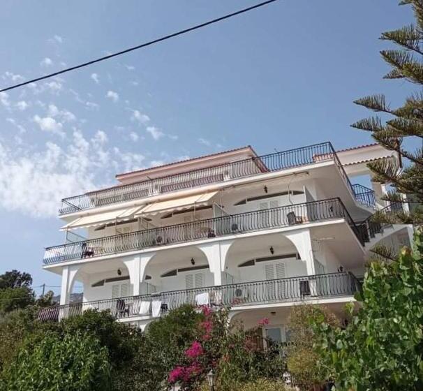 דירת שני חדרים, Madison Studios