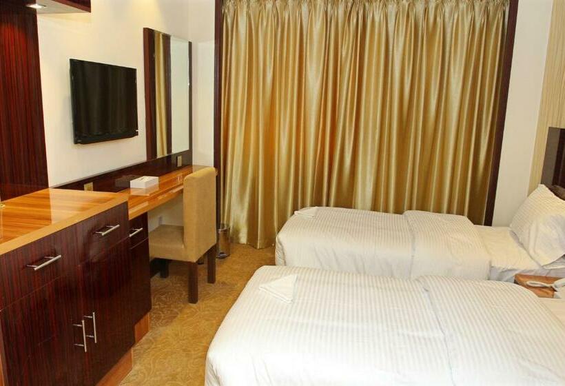 舒适三人间, Fal  L.l.c