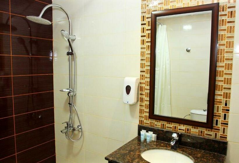 舒适三人间, Fal  L.l.c