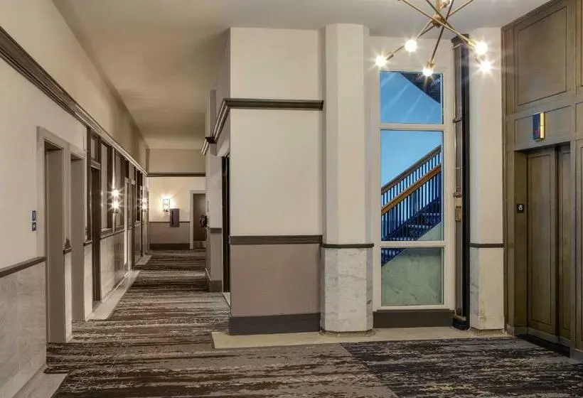 سوئیت جونیور برای معلولان, Doubletree By Hilton Youngstown Downtown