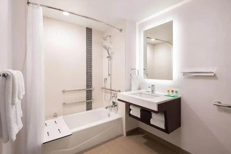 اتاق استاندارد با تخت بزرگ برای معلولان, Doubletree By Hilton Youngstown Downtown