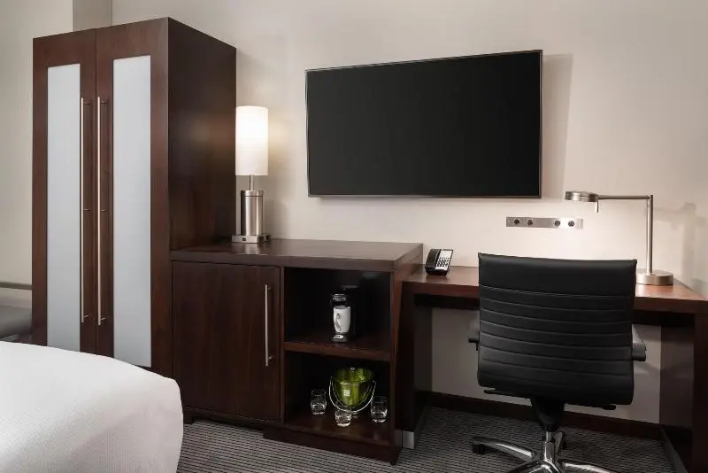 اتاق استاندارد با تخت بزرگ برای معلولان, Doubletree By Hilton Youngstown Downtown