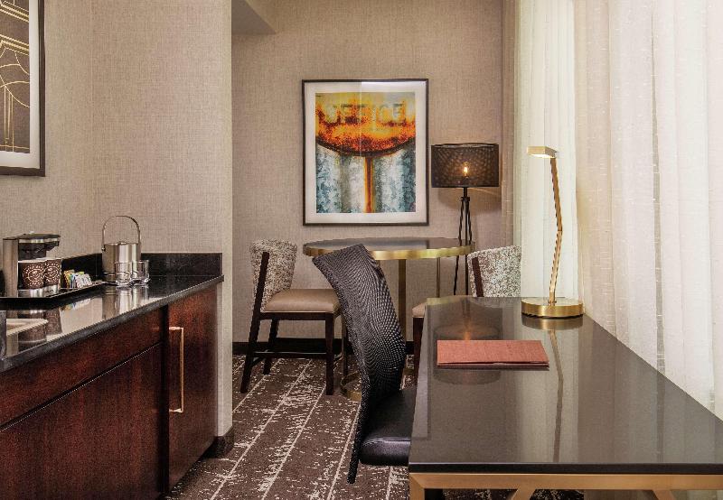 جناح جونيور, Doubletree By Hilton Youngstown Downtown