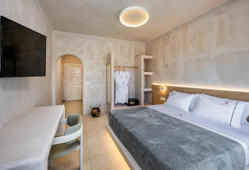 נוף לבריכה, Aelia Luxury Suites