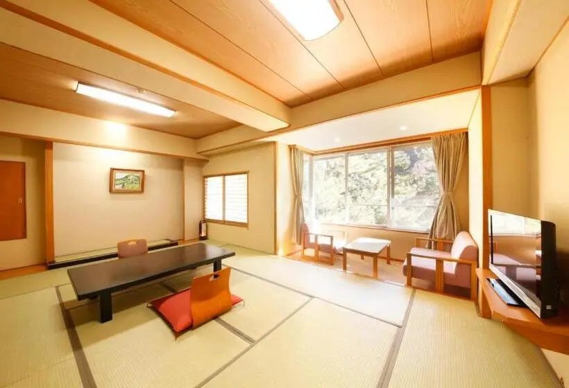 スタンダード4人部屋, Shimobe