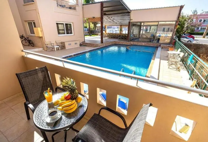 プールの見える１ベッドルームアパートメント, Sun Beach Apartments