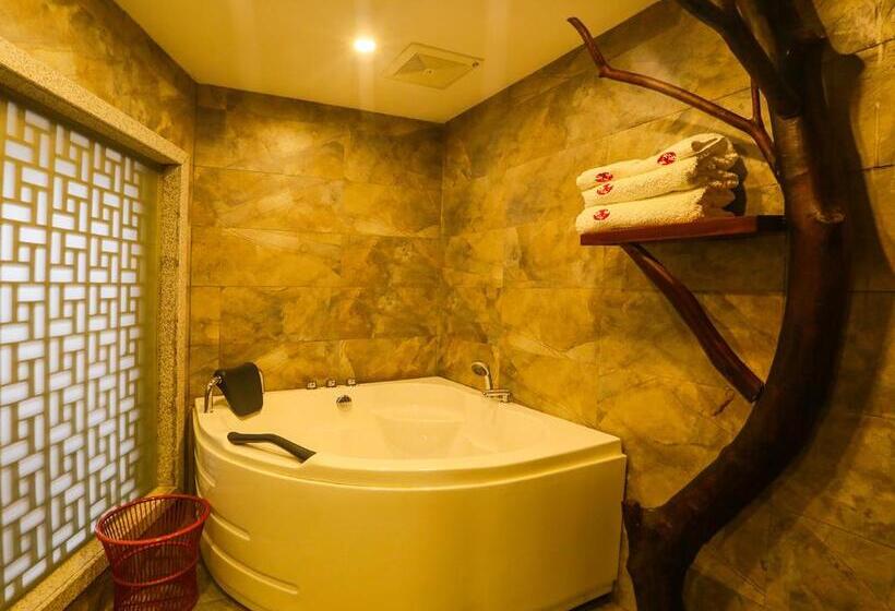 Deluxe room with river view, Lee S Boutique Resort