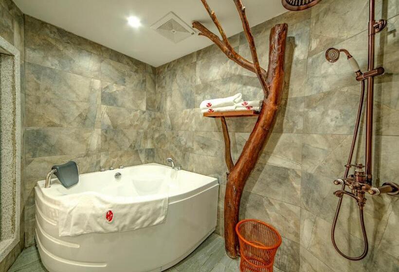 Deluxe room with river view, Lee S Boutique Resort