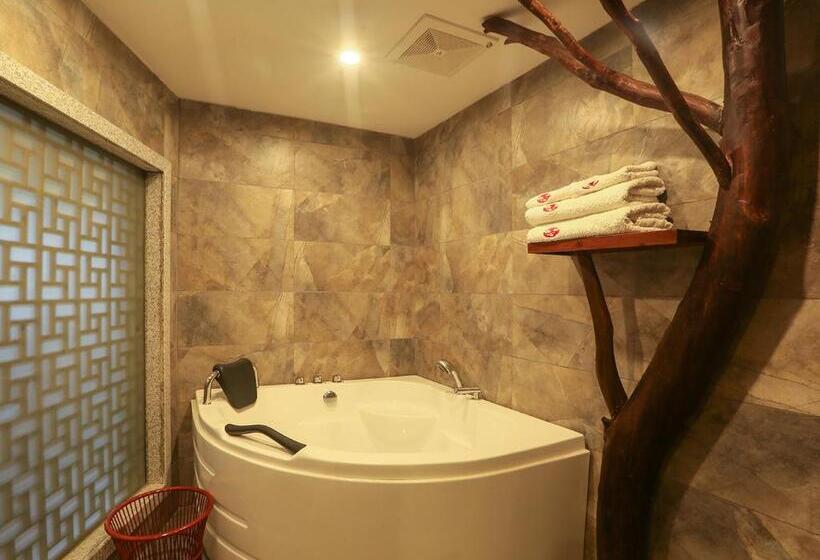 Deluxe room with river view, Lee S Boutique Resort