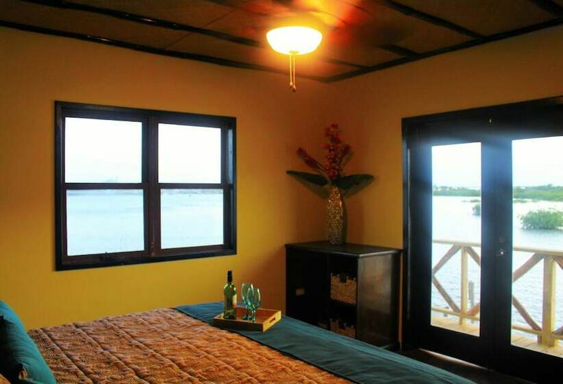 스탠다드 룸 킹사이즈 침대, Lina Point Belize Overwater Resort