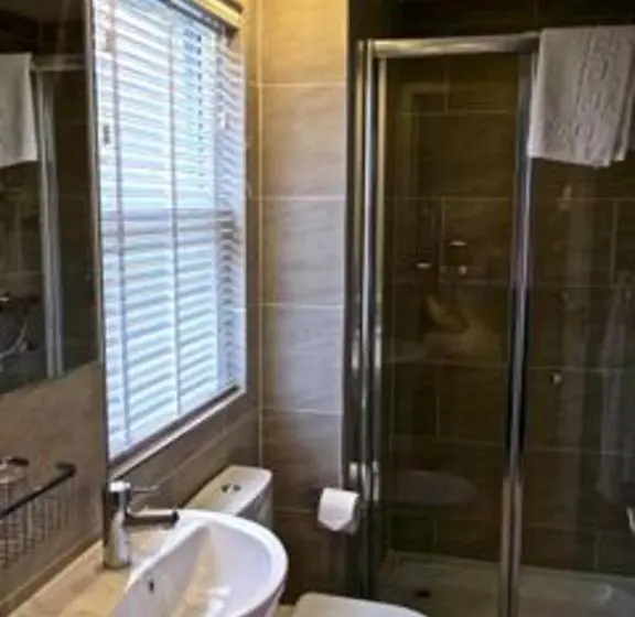 キングサイズベッドのスタンダードルーム, Loch Ness Guest House
