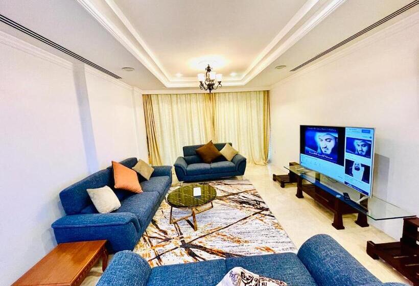 اتاق لوکس با بالکن و چشم‌انداز دریا, Kiev Tower Hotel Apartments