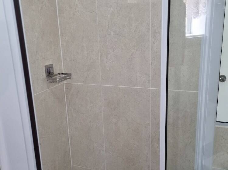 חדר משפחתי, Taree Lodge Motel