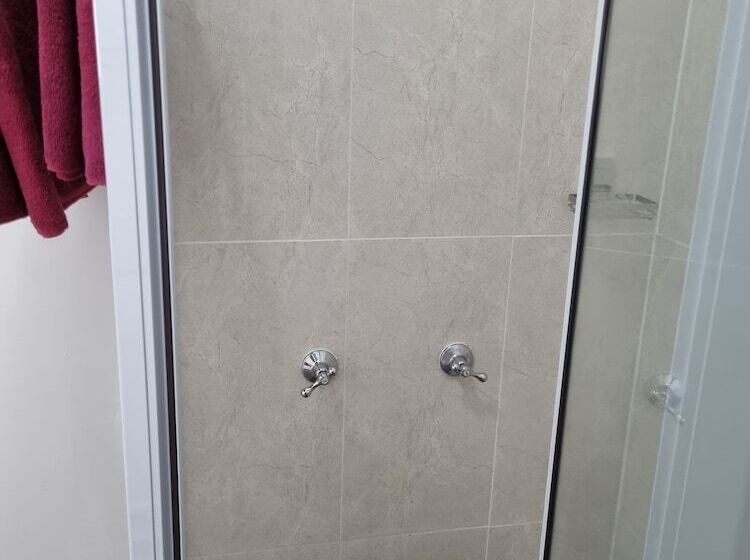 חדר משפחתי, Taree Lodge Motel