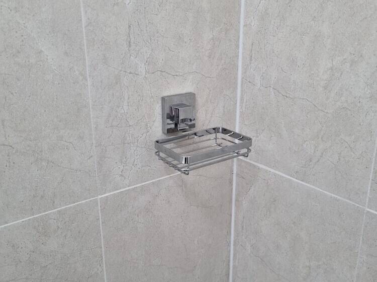 חדר משפחתי, Taree Lodge Motel