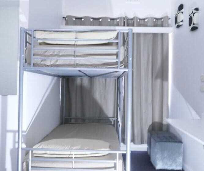 חדר משפחתי, Taree Lodge Motel