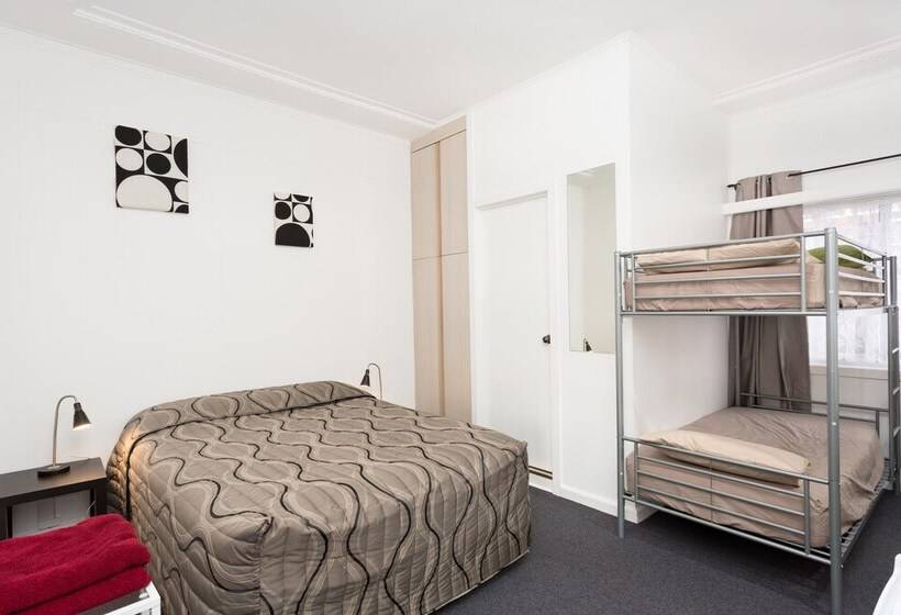 חדר משפחתי, Taree Lodge Motel