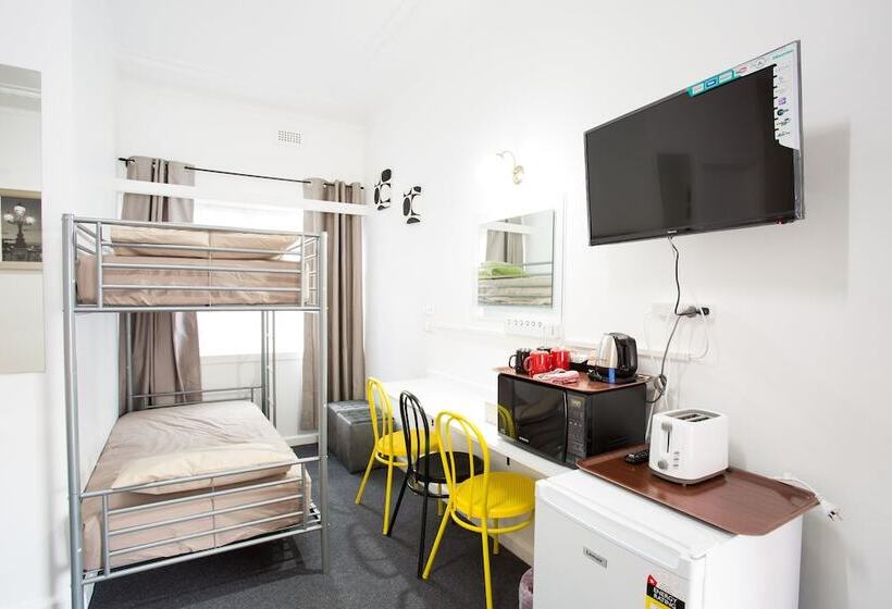 חדר משפחתי, Taree Lodge Motel