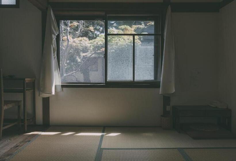 غرفة قياسية ثلاثية, Nari Nuttari Nari