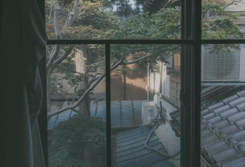 غرفة قياسية ثلاثية, Nari Nuttari Nari