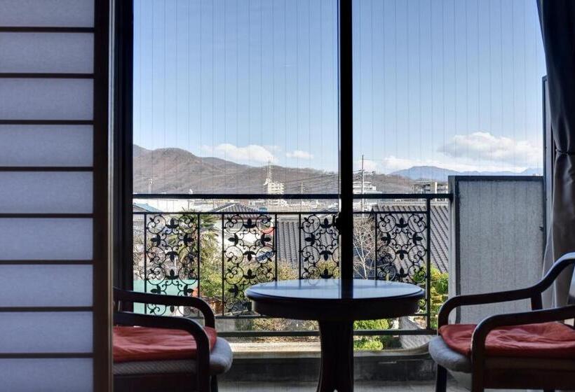 اتاق استاندارد سه نفره, Rakusuien