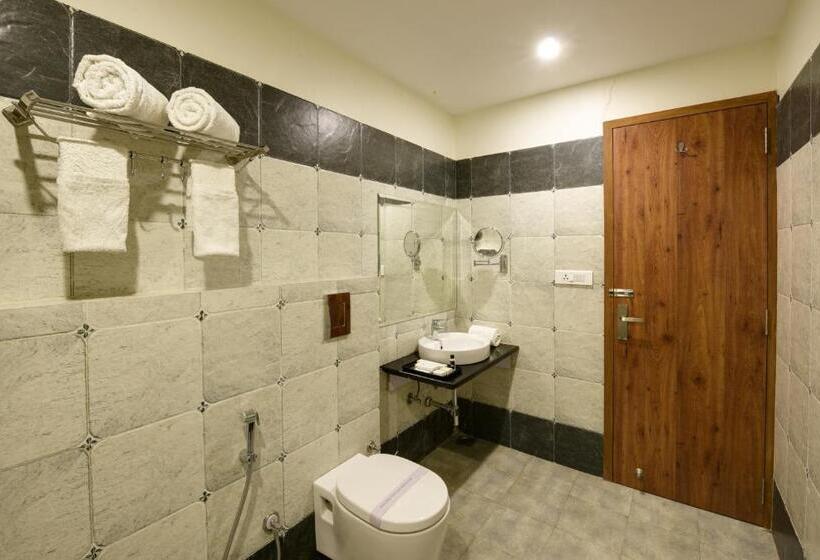 Deluxe Room, The Rising