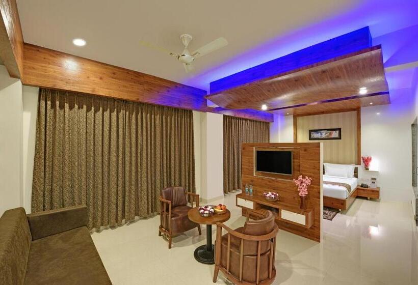 Suite with Hot Tub, The Rising