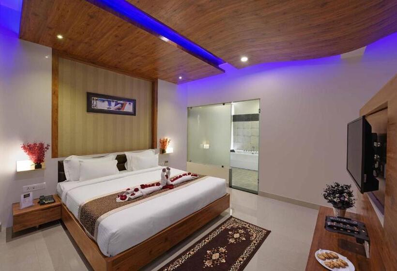 Suite with Hot Tub, The Rising